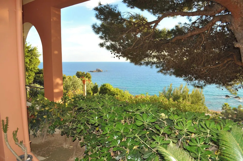 Studio Apartment Above Pelekas Beach no 1