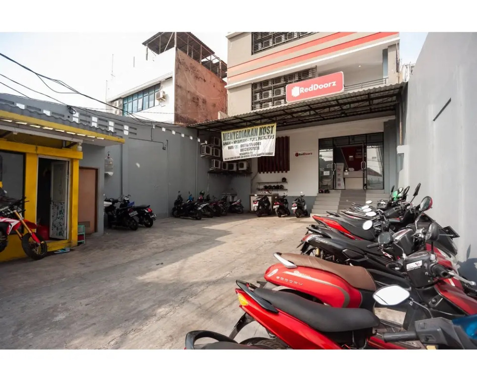 RedDoorz near Binus Anggrek 2