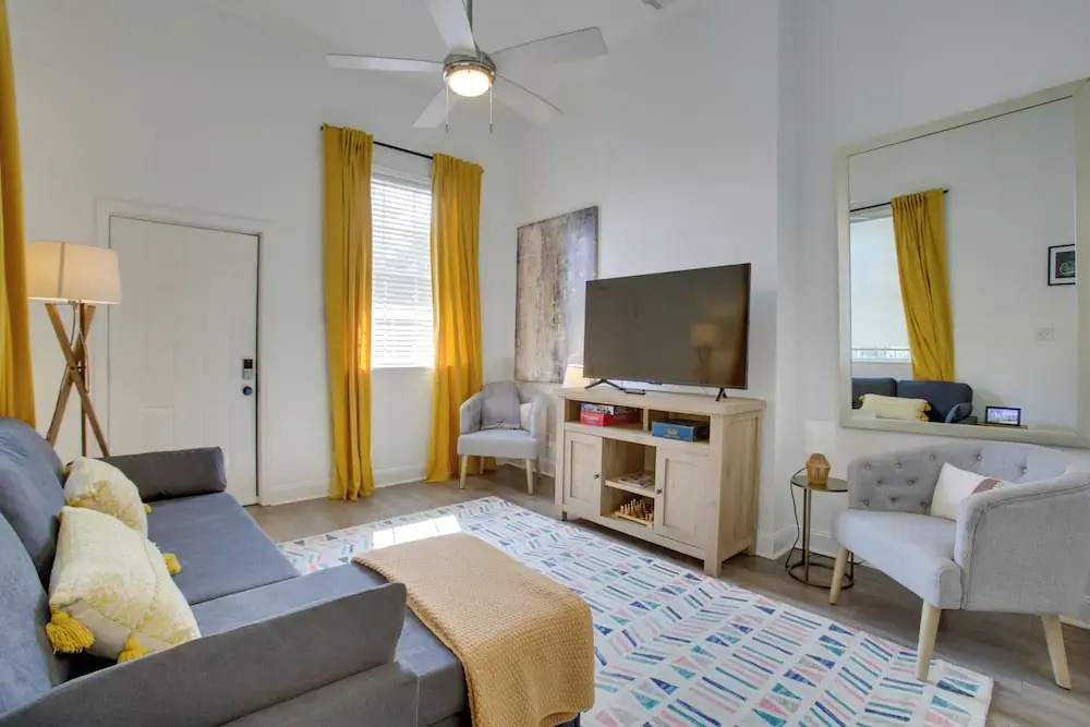 2 Mi to Dtwn: New Orleans Escape!