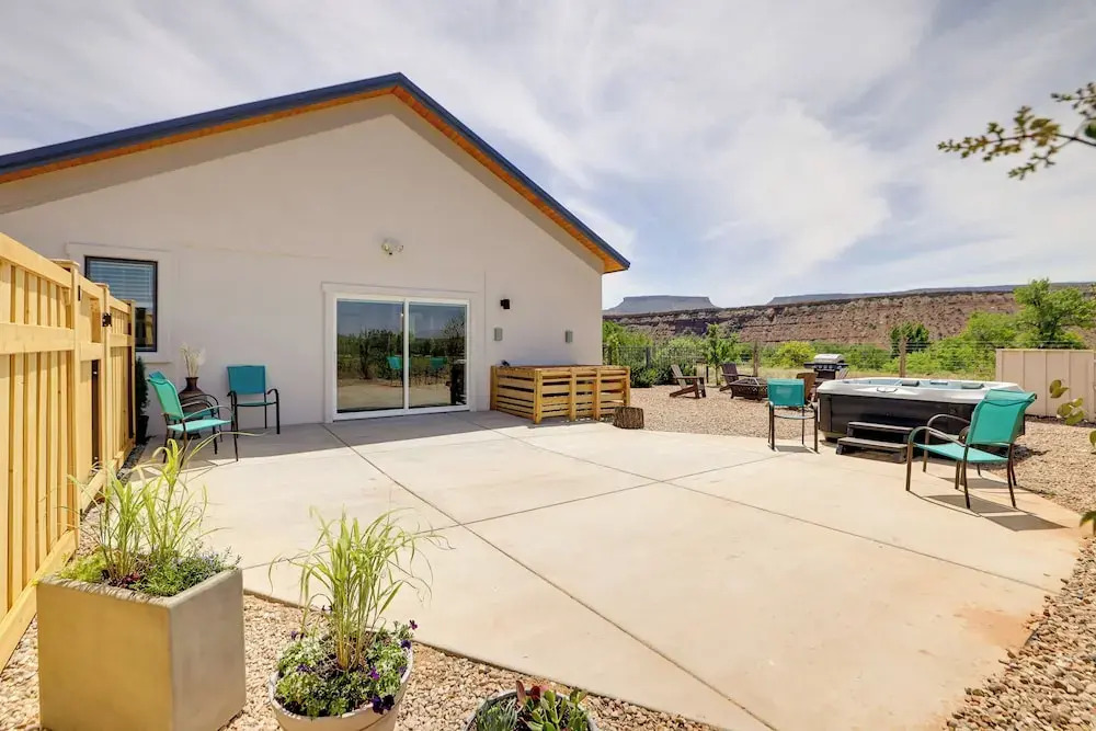Hot Tub & Views! Modern Home 15 Mi to Zion NP
