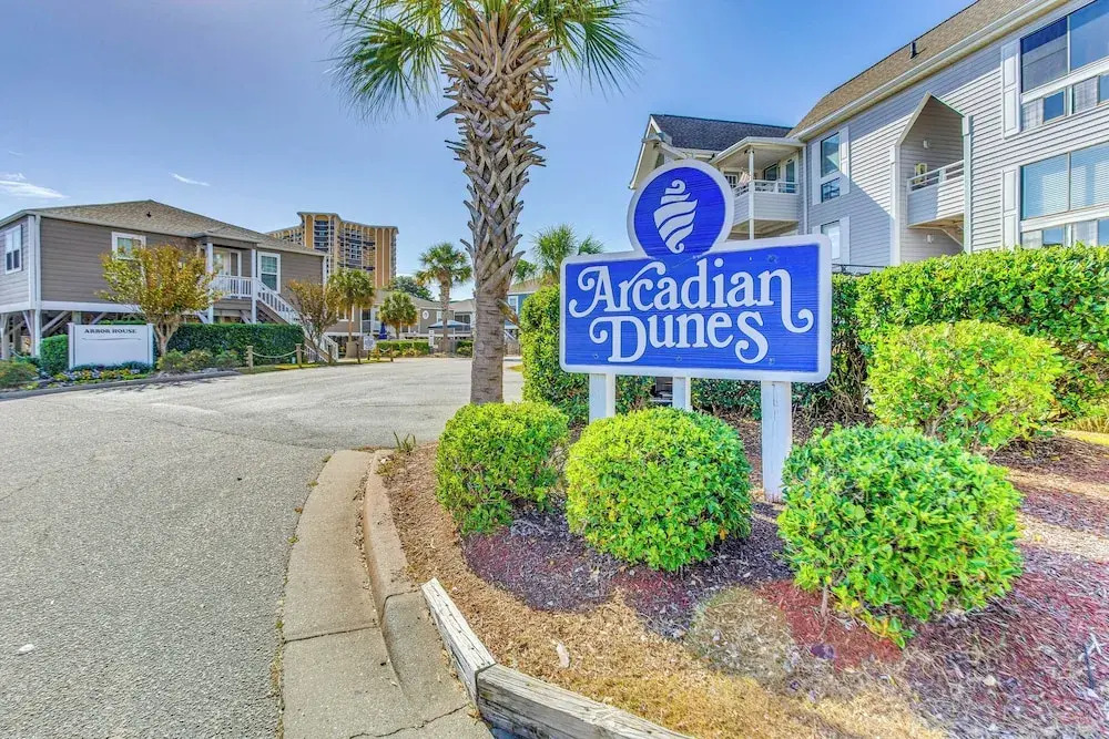 Walk to Ocean: Myrtle Beach Retreat w/ Sunroom