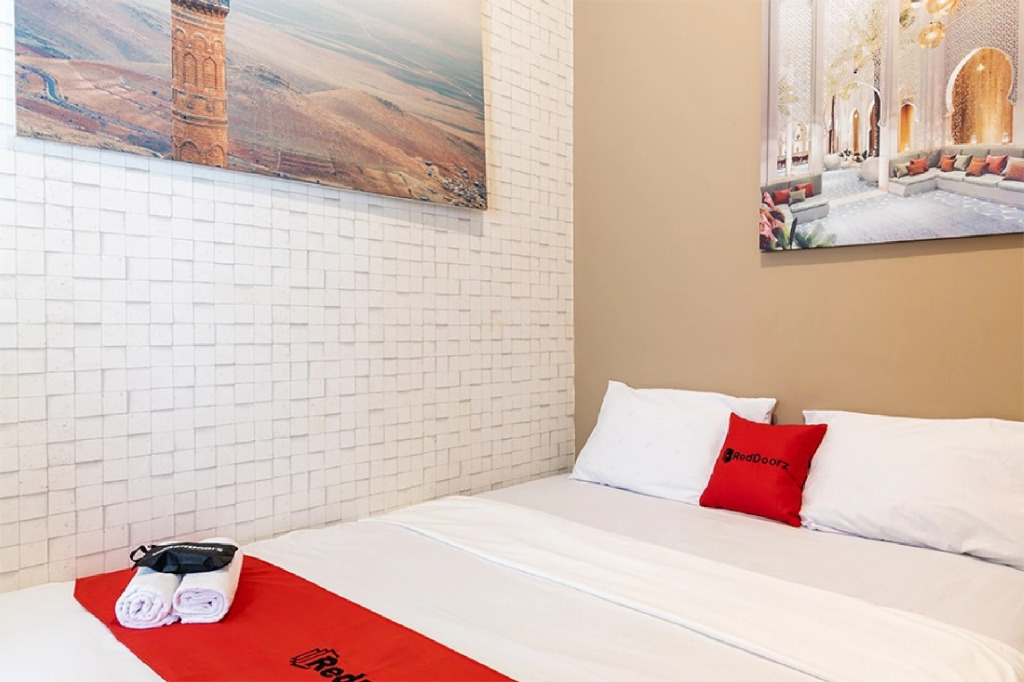 RedDoorz Plus near Hayam Wuruk 2