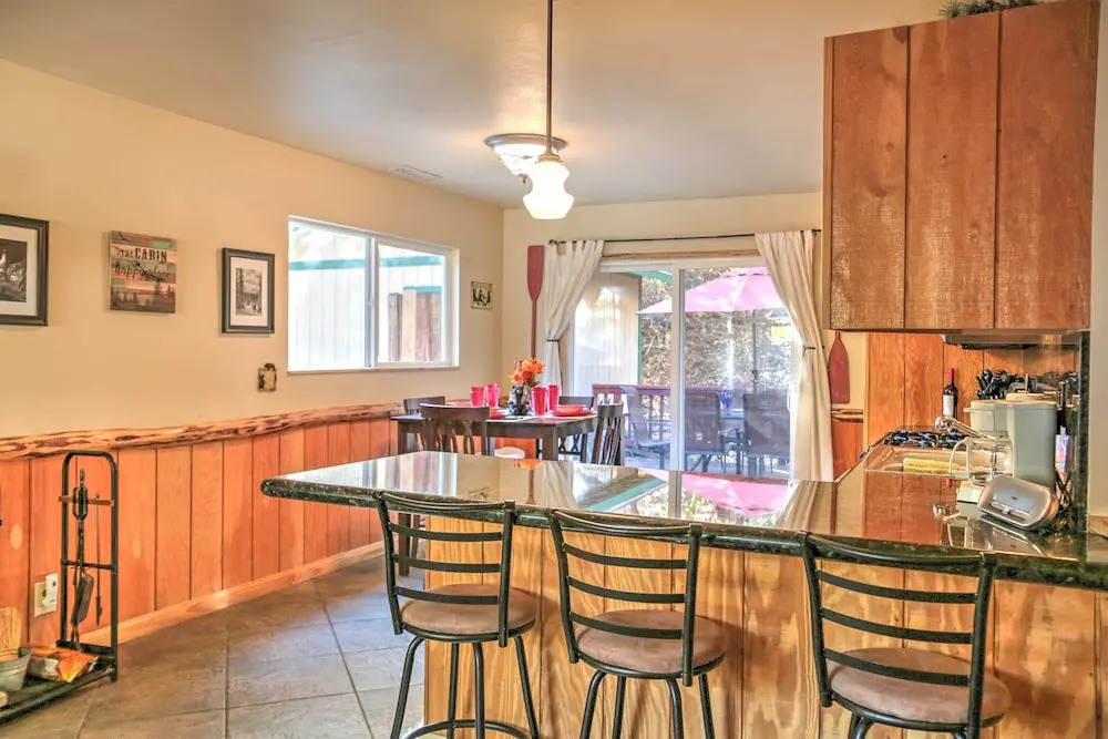 Serene Cabin w/ Hot Tub < 1 Mi to Bear Mountain!