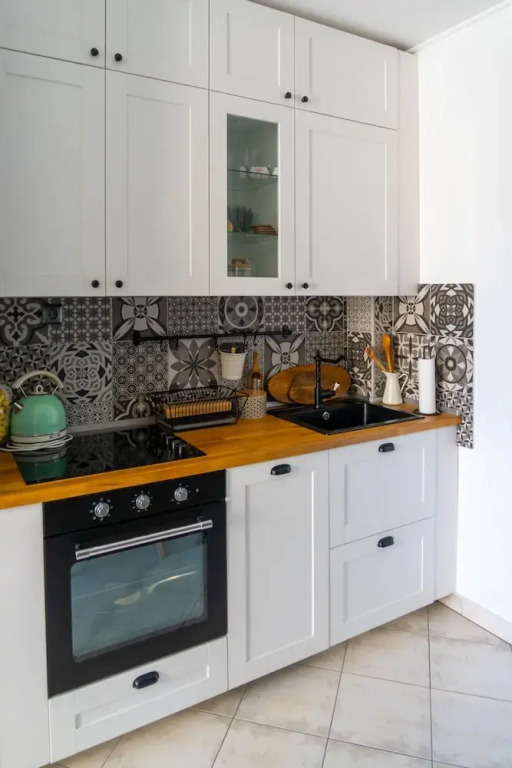 Modern Apartment With Balcony, Near Shopping Mall