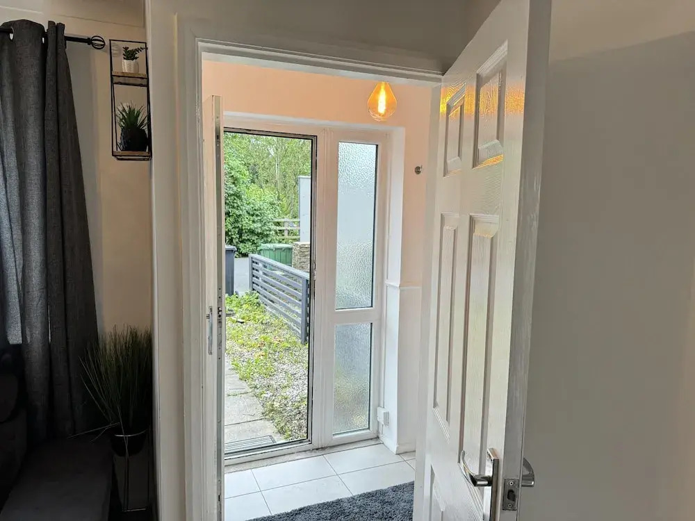 Leeds - 3 Bedrooms - 1bathroom - Parking - Wifi