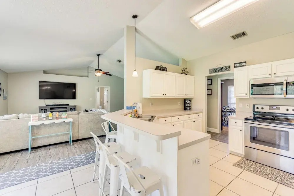 6 Mi to Navarre Beach: Dog-friendly Home w/ Yard