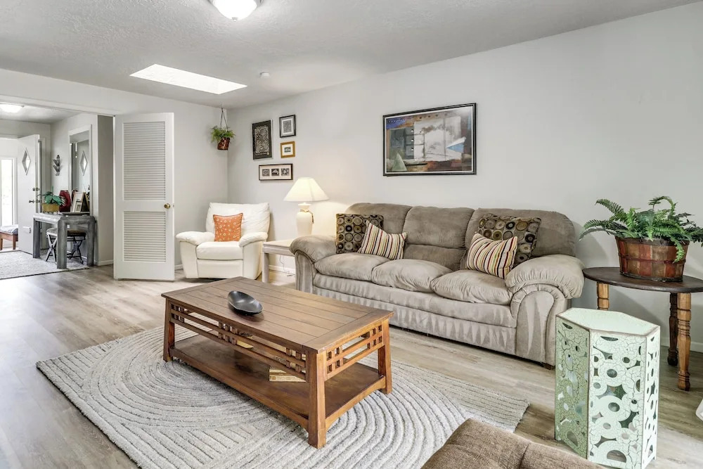 Walk to Unm! Quiet Extended Escape w/ Patio