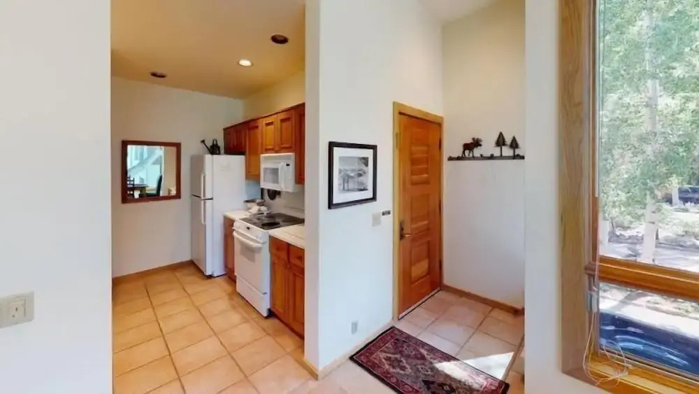 Comfortable and Cozy 2 Bedroom Condo Near Chair Lift 20 in Cascade Village - Shuttle to Vail Village