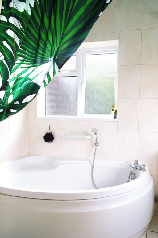 Elegant 5-bedroom Home- Fast Wifi, Free Parking & Netflix