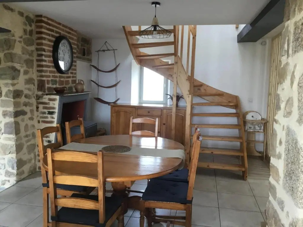 Gîte Sainte-Suzanne-et-Chammes, 4 pièces, 6 personnes - FR-1-600-151