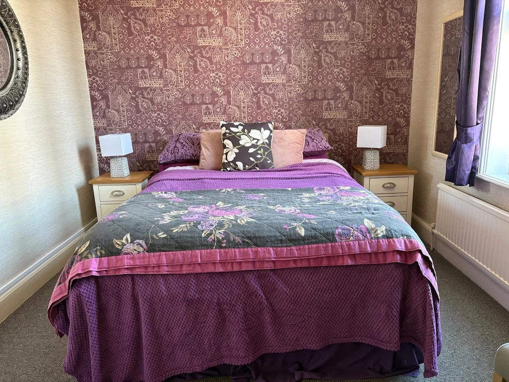 5 Bed Villa - Sleeps 10 - Pets - Garden - Parking