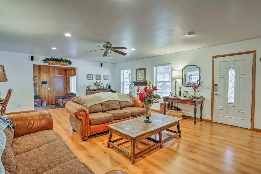 Game Room, Yard, Deck & Fireplace: Lakeside Home