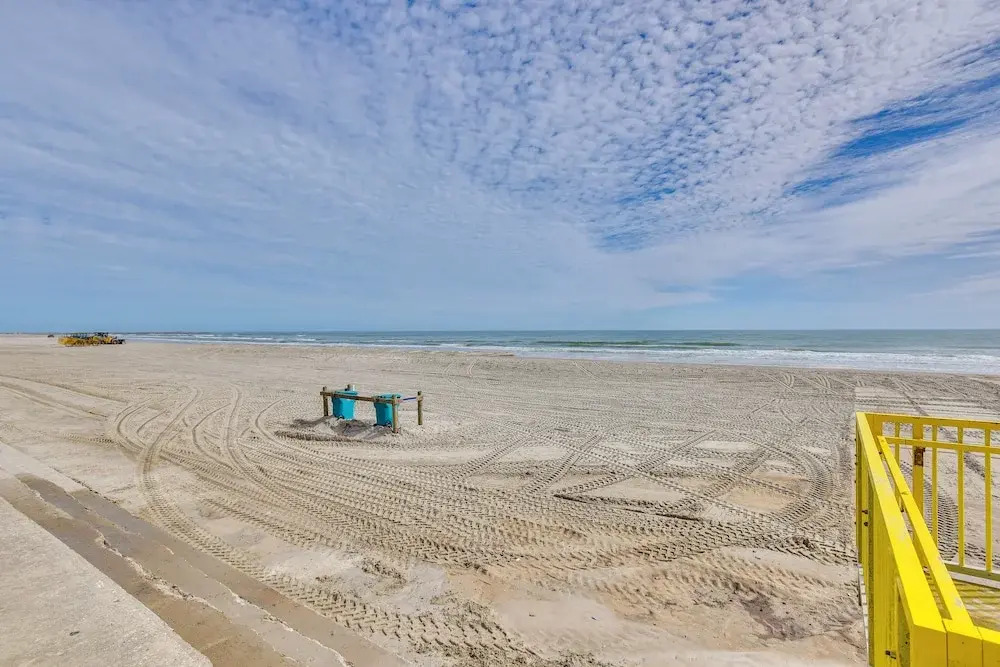 Padre Island Condo w/ Pool Access - Walk to Beach!