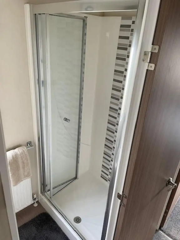 Premium 2 bed Caravan Sleeps 6 With Huge Decking