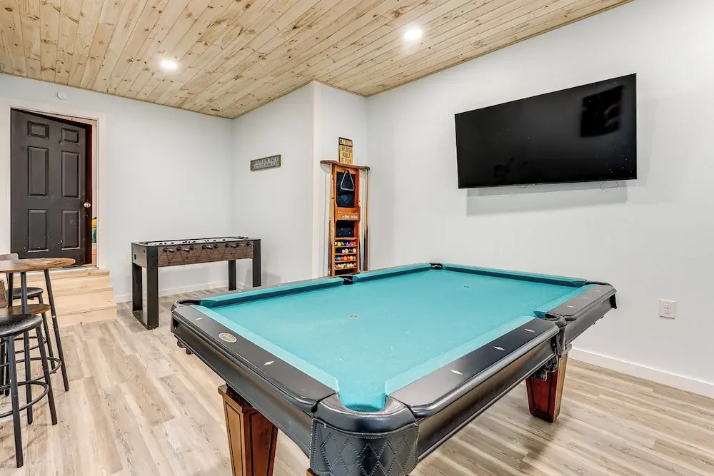 Hot Tub + Game Room: Spacious Poconos Escape!
