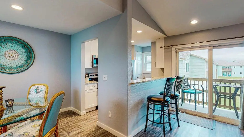 AH-H230 Newly Remodeled Second Floor Condo, Overlooking PoolHot Tub