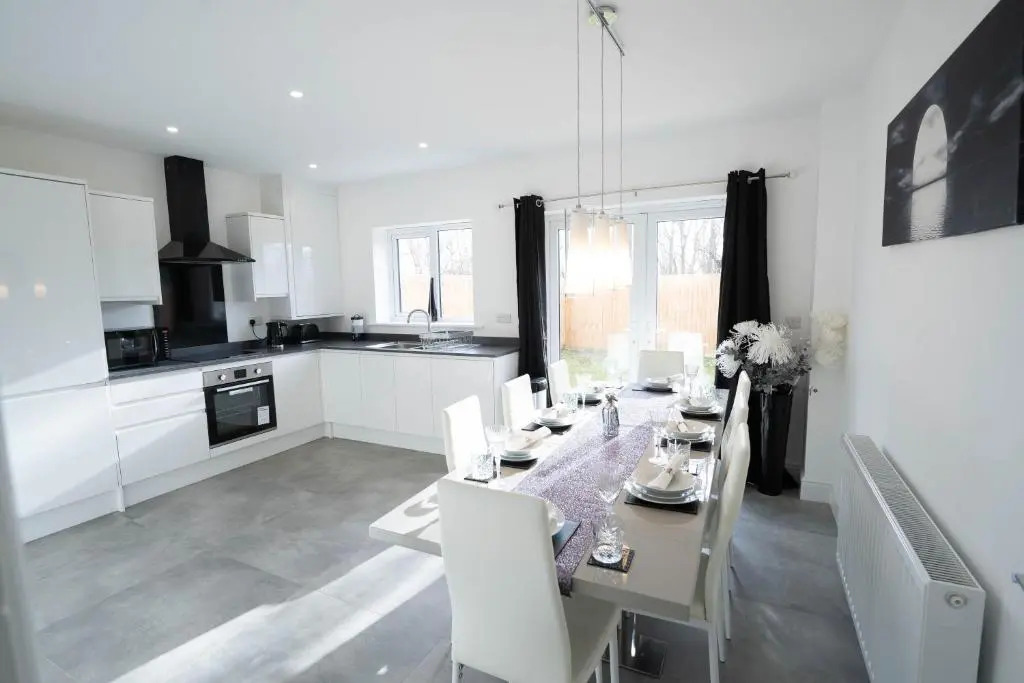 Entire Modern Home with Private Parking for 6/8 Persons
