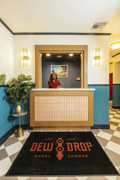 Dew Drop Inn Hotel & Lounge