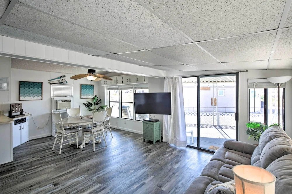 Lake Havasu Home w/ Resort Perks, Walk to Lake