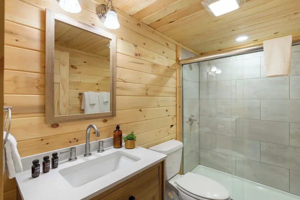 2 Mi to Dtwn: Spacious Gatlinburg Home w/ Hot Tub!