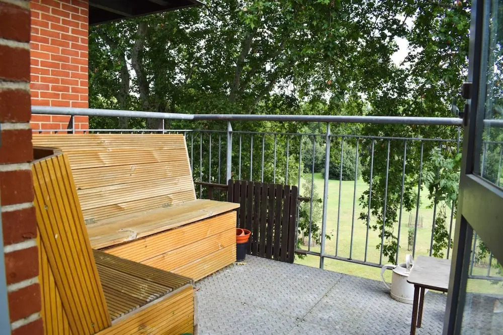 1 Bedroom Clapton Flat With Balcony