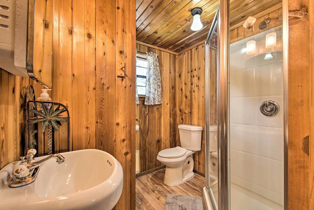 Couples Cabin w/ Luxury Deck, 1 Mi to Canyon Lake!