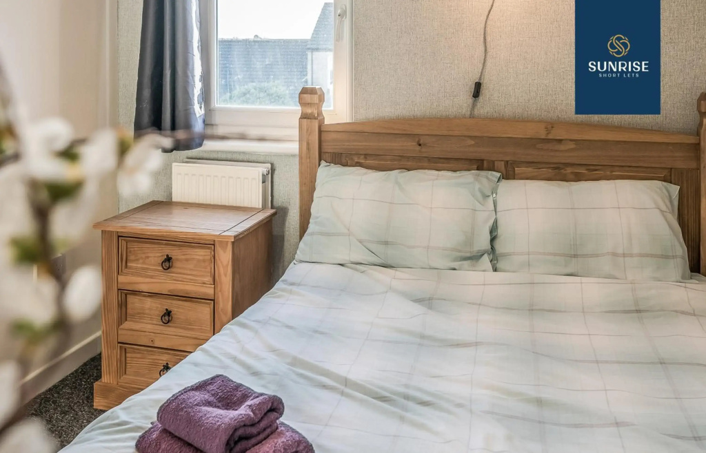 THE LAW, Great Contractor Accommodation, 4 Rooms with TVs, Central, Free Parking, WiFi, Self-catering for Families, Tourists, Relocation, Groups, Long Stays Welcome