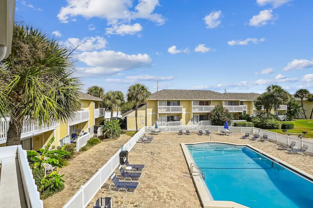 SPC 2013 is a Pet Friendly Upstairs 1 BR with Seasonal Beach Setup by RedAwning