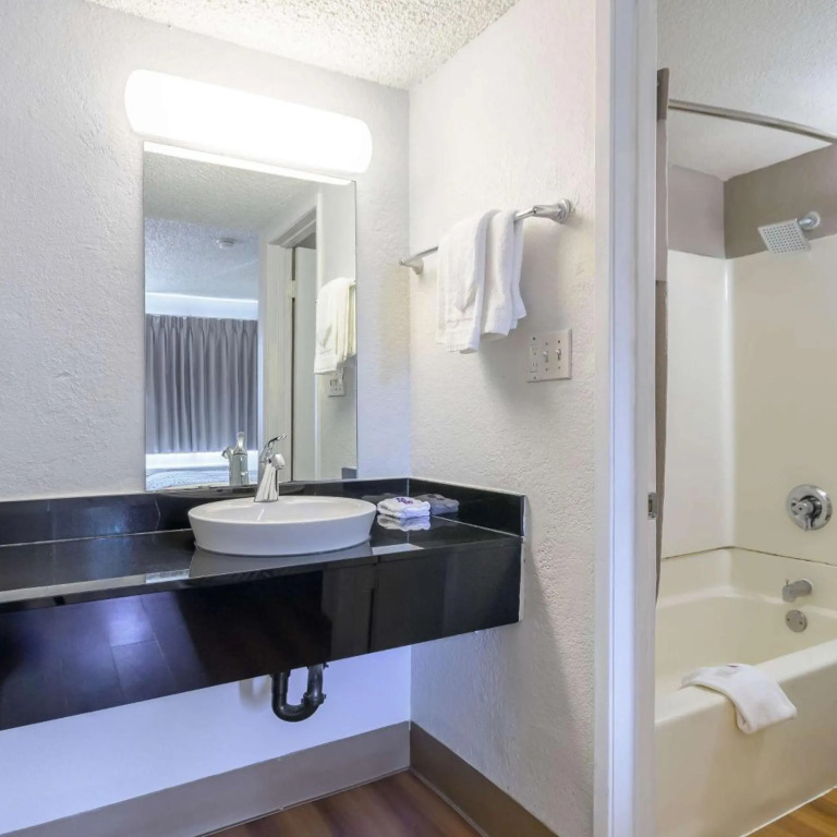 Motel 6 Hayward, CA- Silicon Valley Gateway