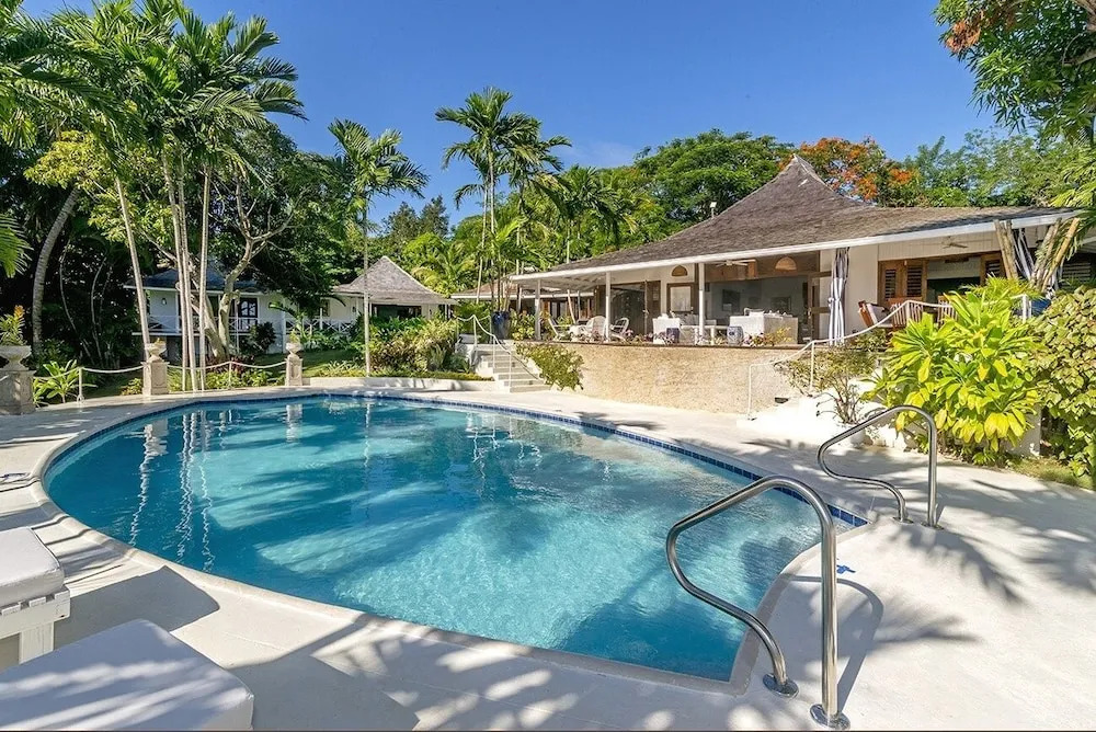 Staffed Round Hill Membership Van/driver 5 Bedroom Villa