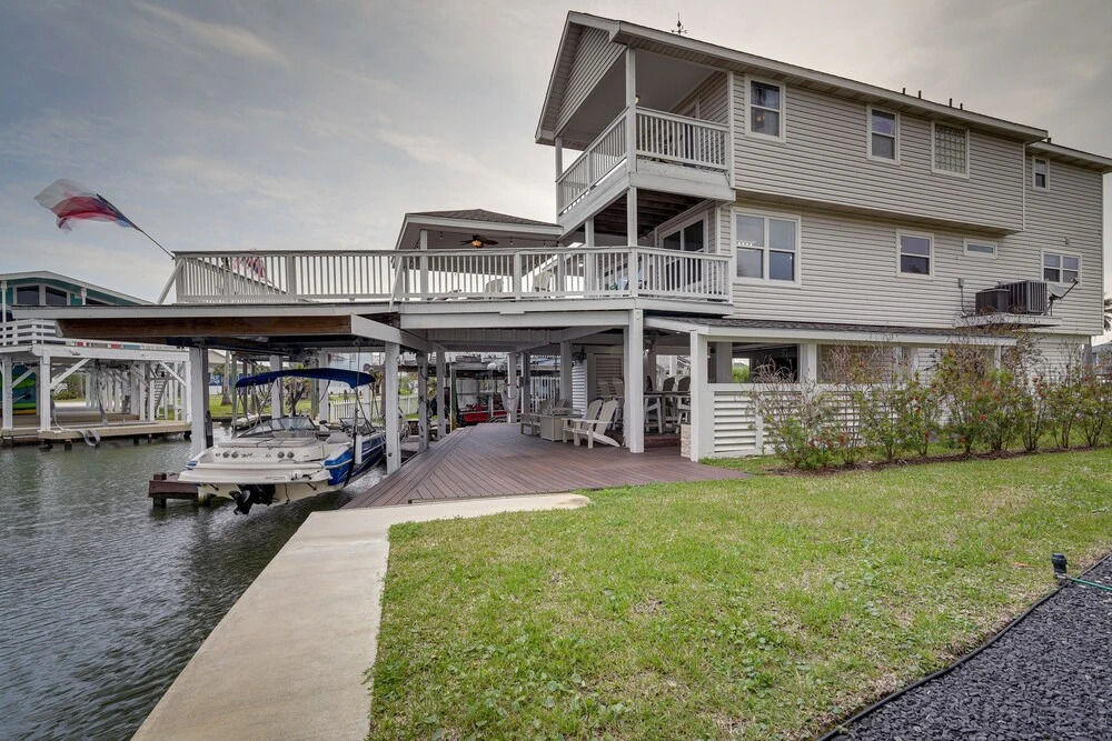 Canal Access & Decks: Bayfront Jamaica Beach House