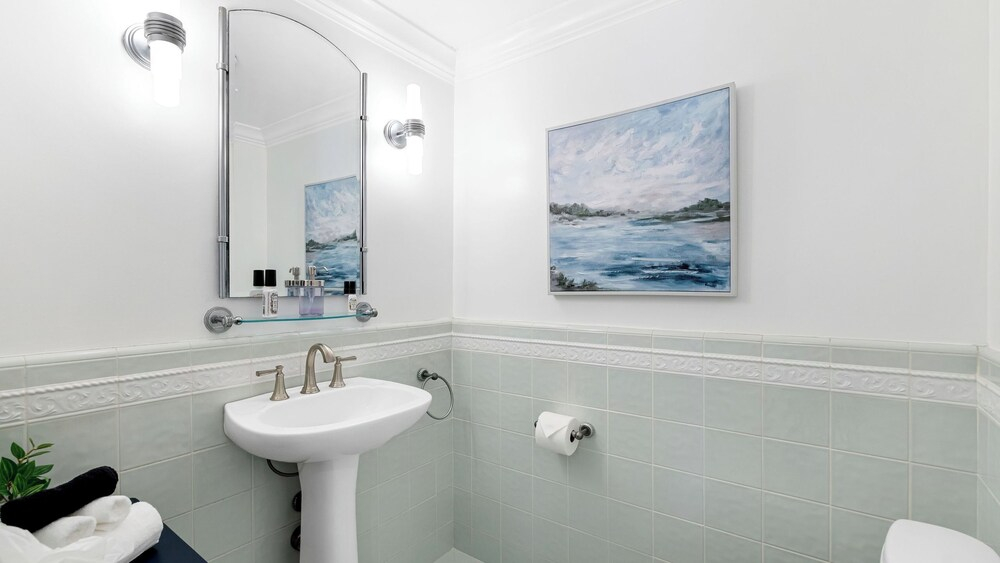 Oceanfront Gem w/ Balcony, Pool, Hot Tub & Carbon Beach Access Bluewater Haven by Avantstay