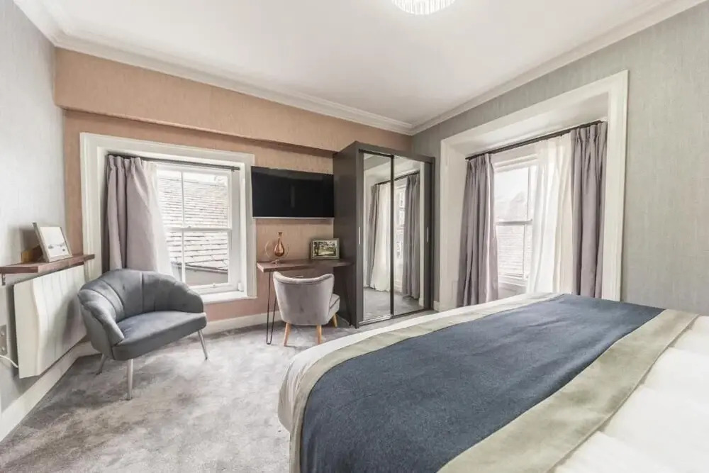 The Old Stamp House Retreat- Three En-suite Bedrooms Central Village Location