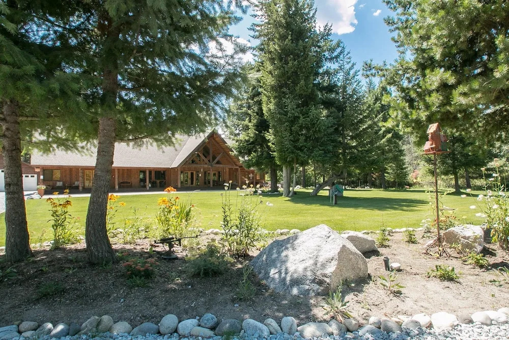 Serenity Pines Lodge in Shugart Flats