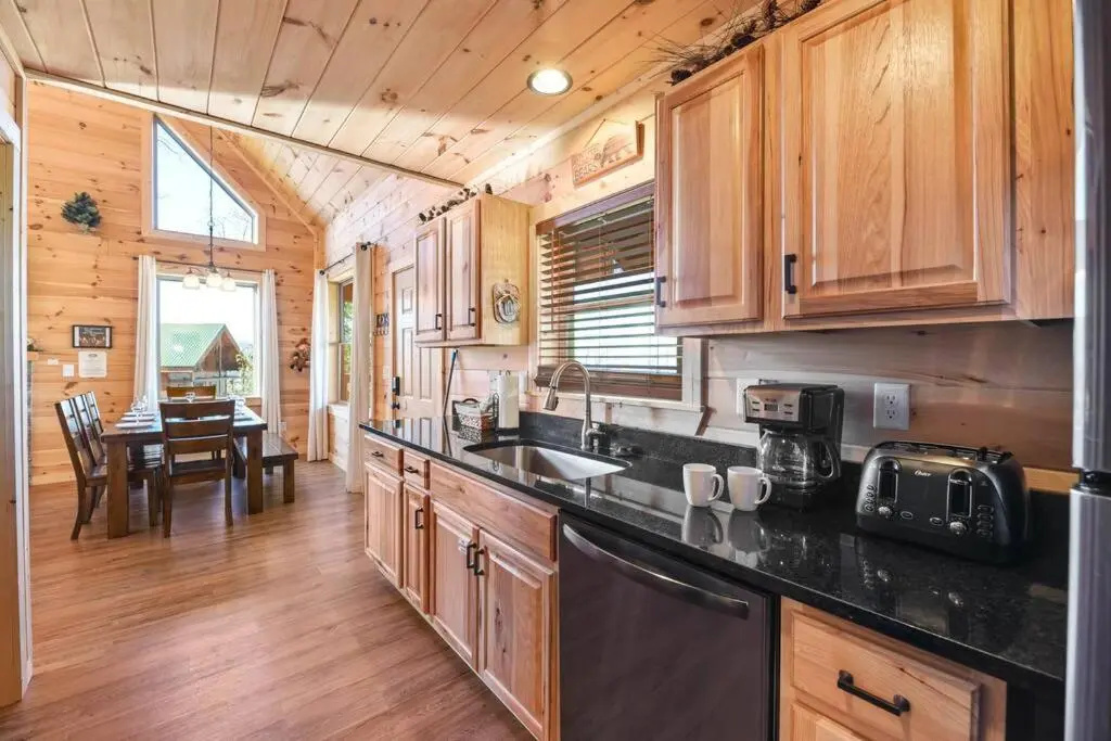 Walnut Ridge Cabin. Sleeps 7-11! Hot tub, pool table, minutes to downtown Gatlinburg!