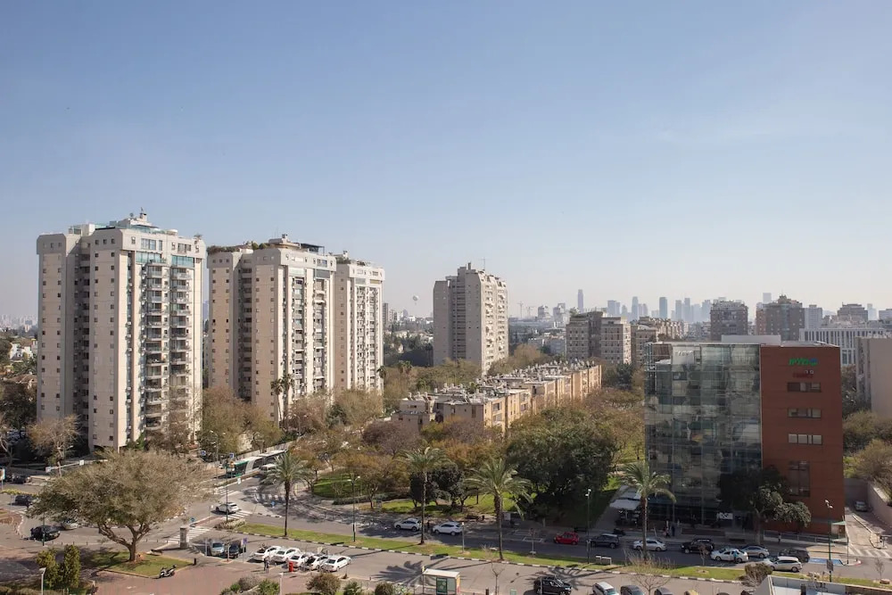 Modern & Stylish 3BR Apt With Balcony