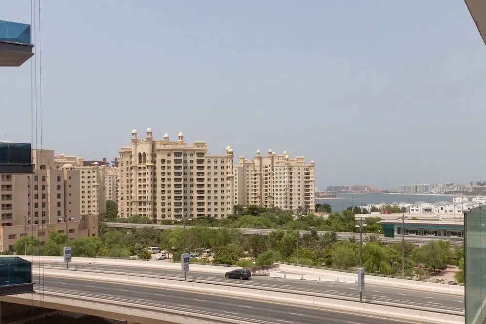 Trendy & Capacious 1BR Apartment in The Palm