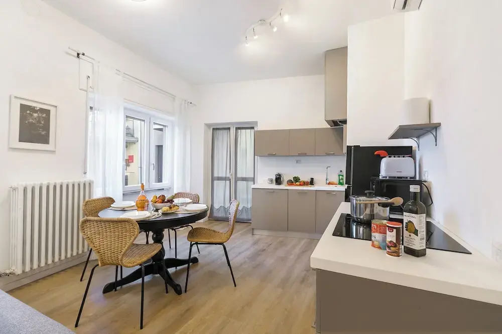 Gaia on Stresa Hill: 2BR with AC and Outdoor Space - Happy Rentals