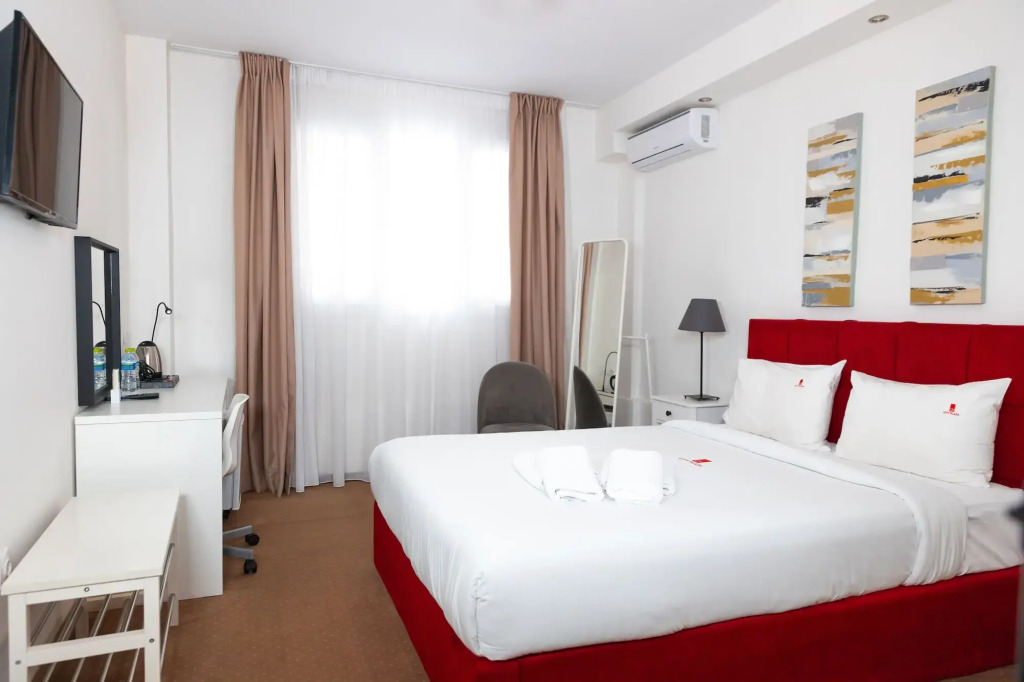 City Plaza Apartments & Rooms