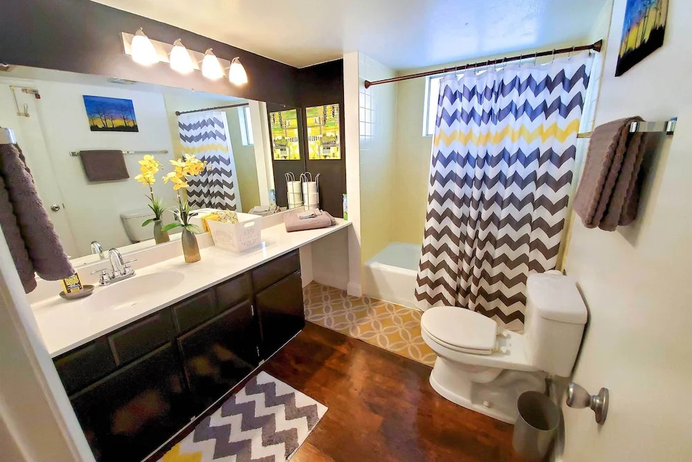 4 Mi to Beach: Lake Havasu Apartment w/ Pool!