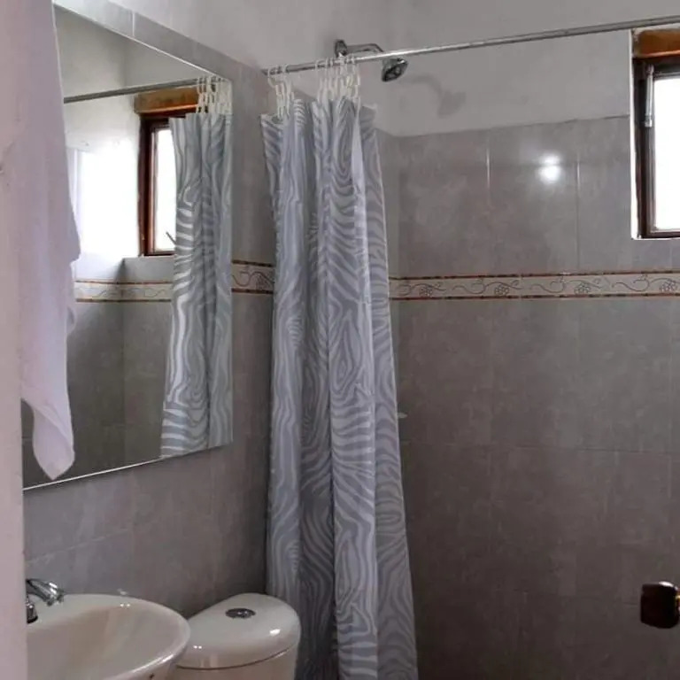 Dos habitaciones privadas con baño y placard en la cabaña Quinta Buenos Aires