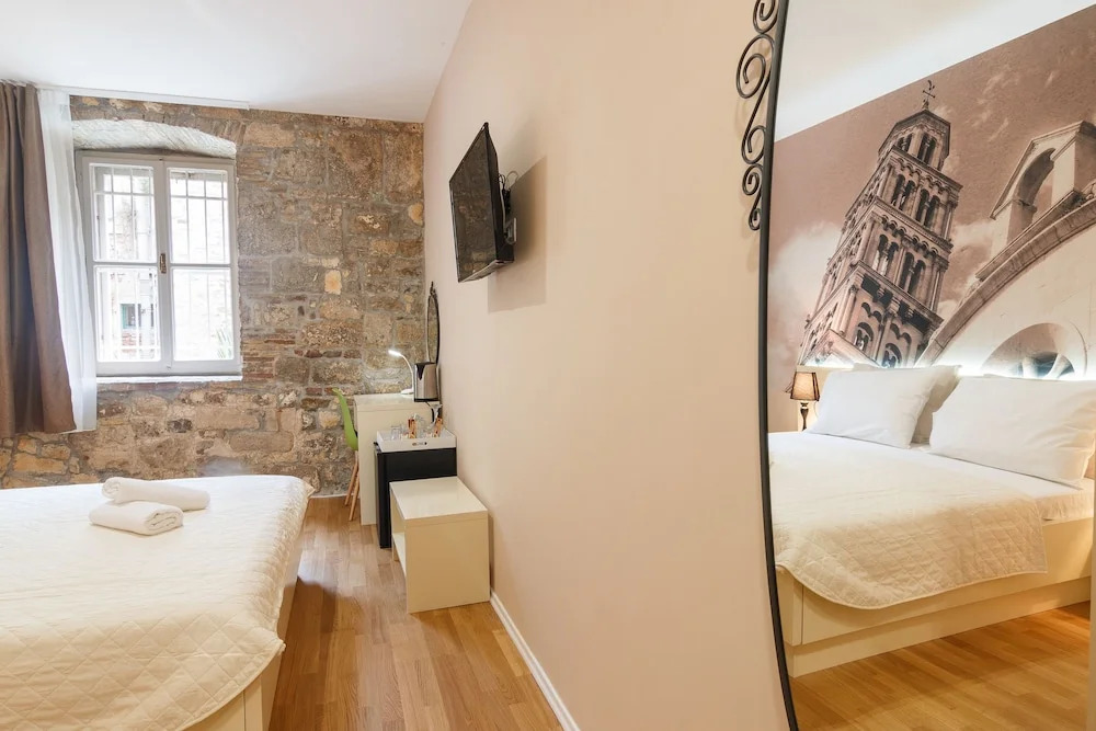 Split Urban Rooms  II