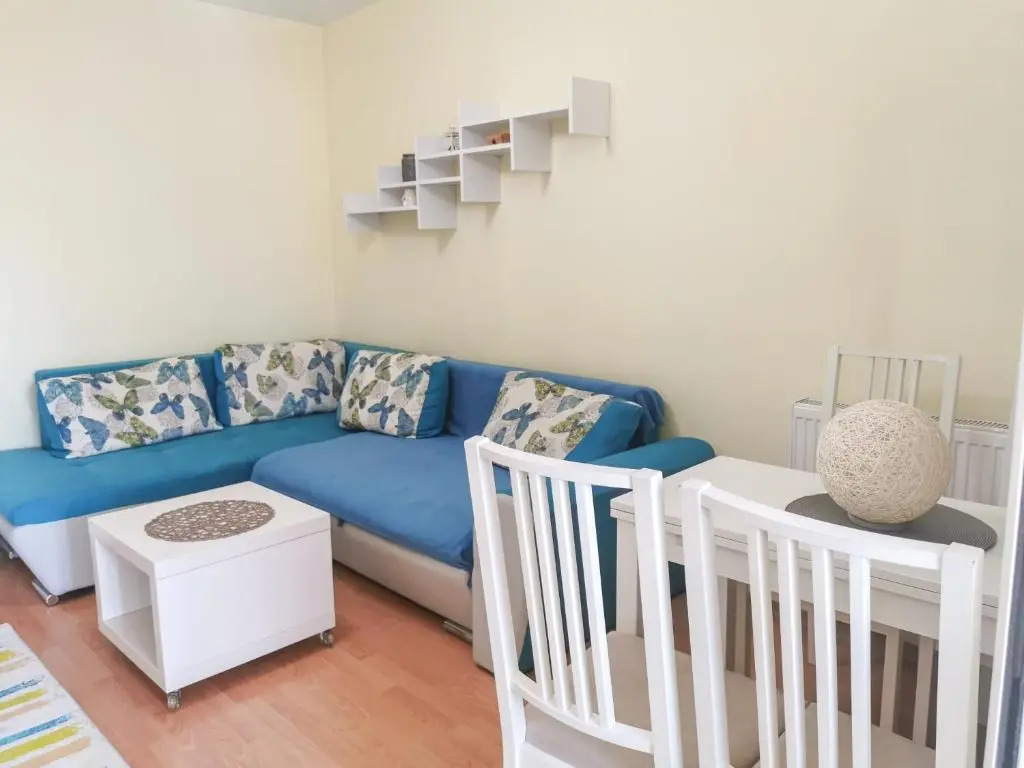 Charming Modern Apartment, Minutes from Downtown