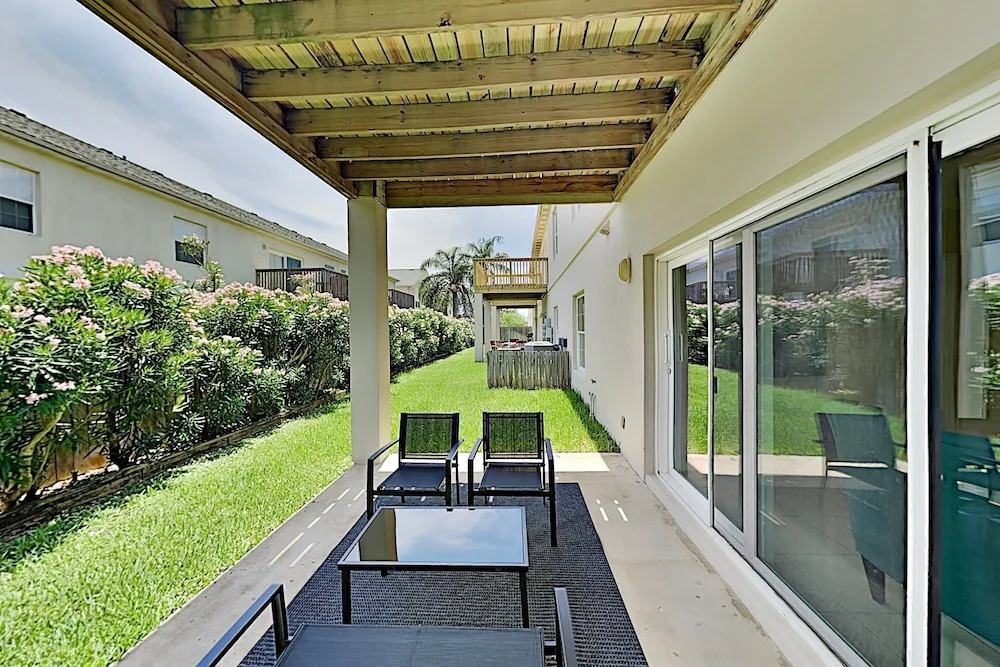 Prime Gulf Getaway W/ Pool - Walk To Beach, Dining 2 Bedroom Condo