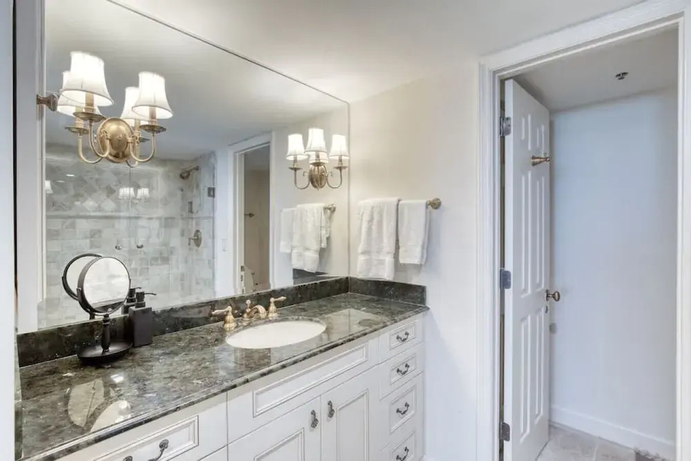 New Smyrna Beachfront Modern 9th Floor Condo Pool Hot Tub