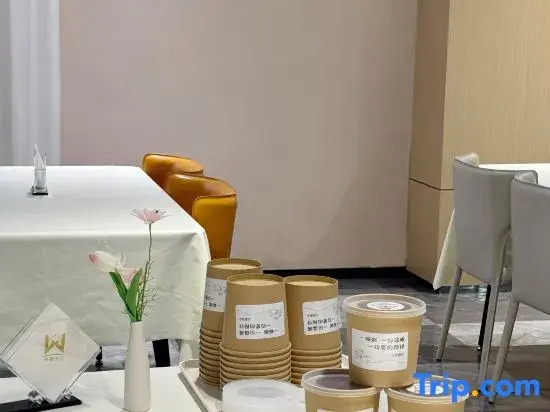 World Smart Hotel (Lankao Jiaoyulu Memorial Hall)