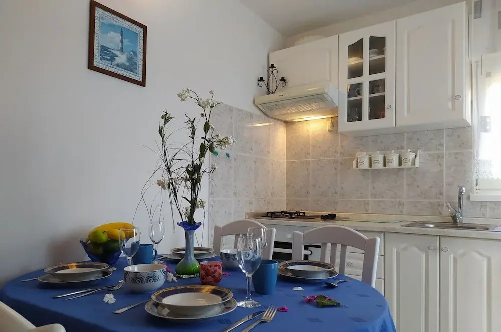 Apartment in Vinisce 100m From the Sea