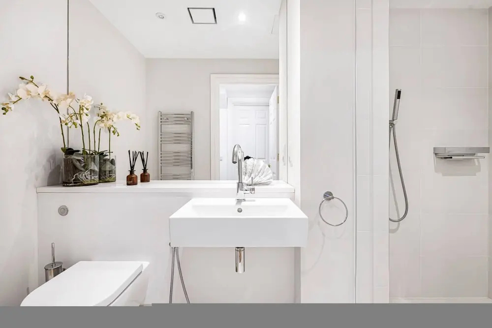 4-bed House Next To Harrods Private Parking