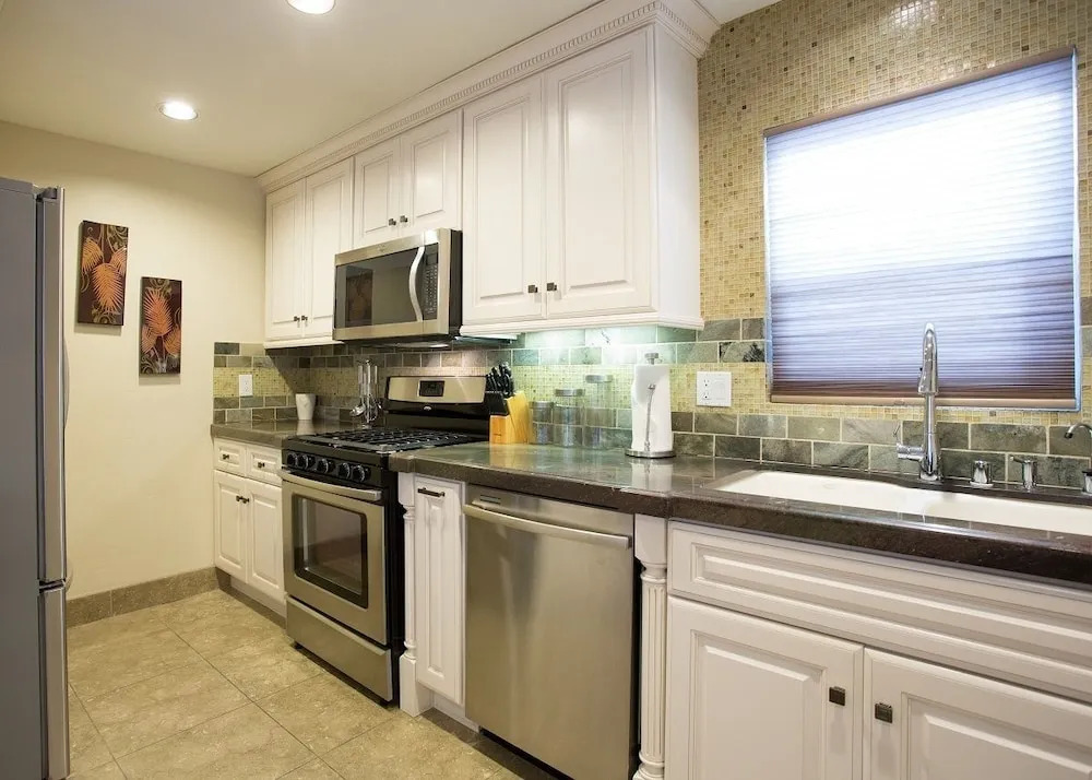 128 39th ABC 5 Bedrooms 3 Bathrooms Villa