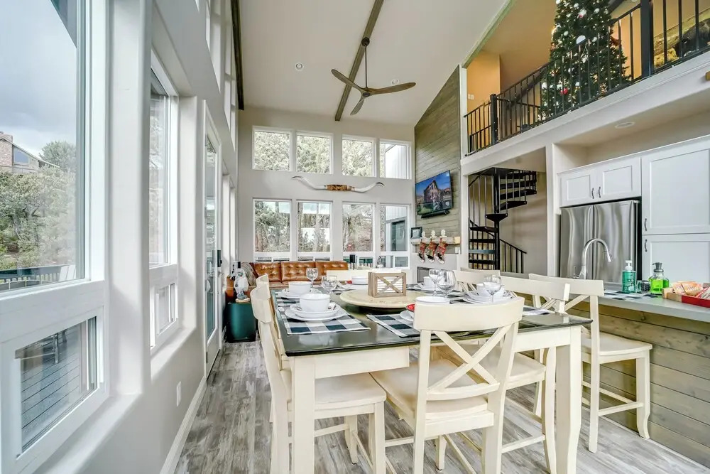 Hot Tub + Deck: Mtn-View Pine Getaway